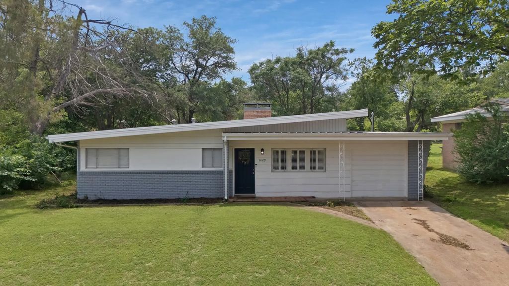 1429 W Water Street, Weatherford