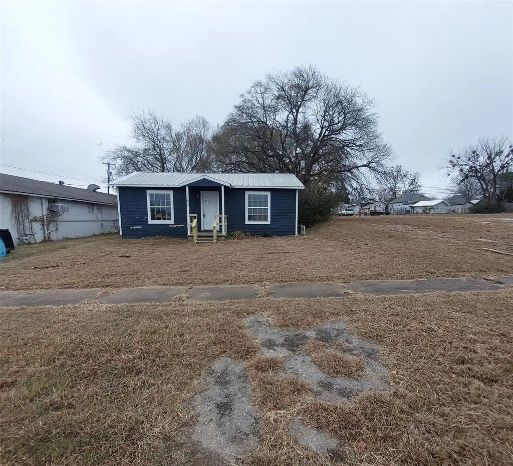 403 E Sears Street, Denison