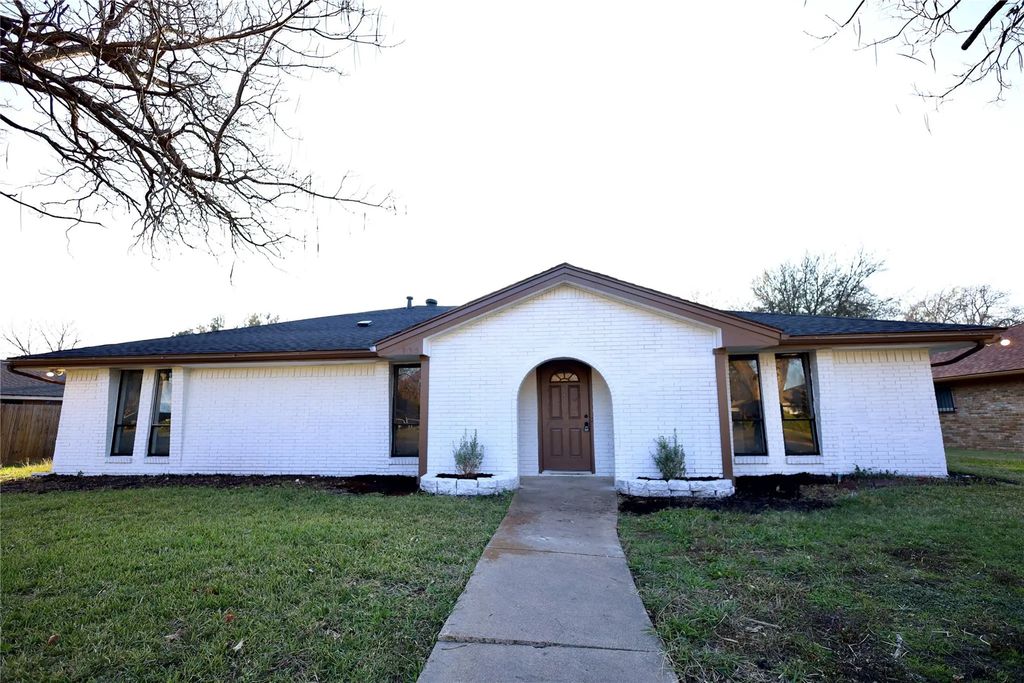 905 Pine Tree, DeSoto