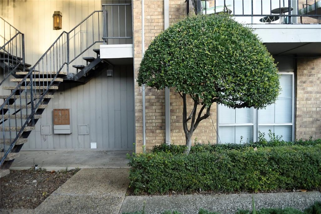 10232 Regal Oaks Drive 32b, Dallas