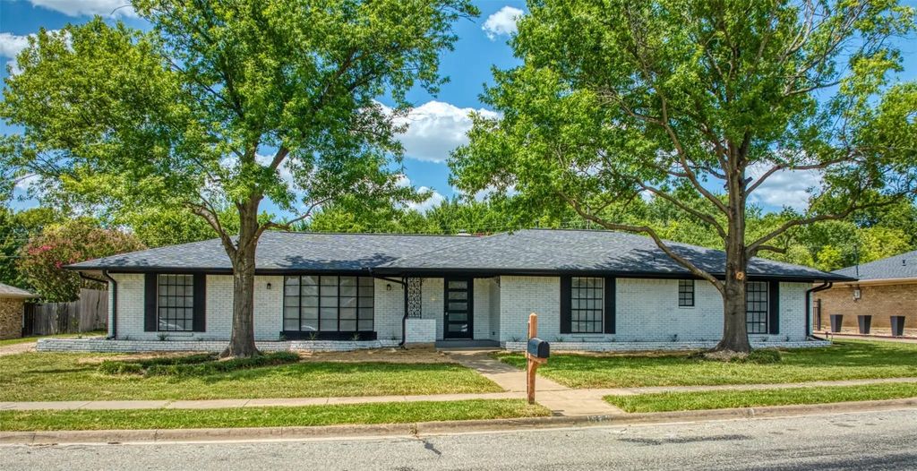 1523 Crescent Drive, Sherman