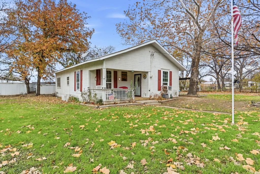 902 N Travis Street, De Leon