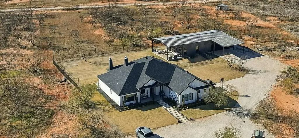 136 Mistletoe Ridge, Lawn