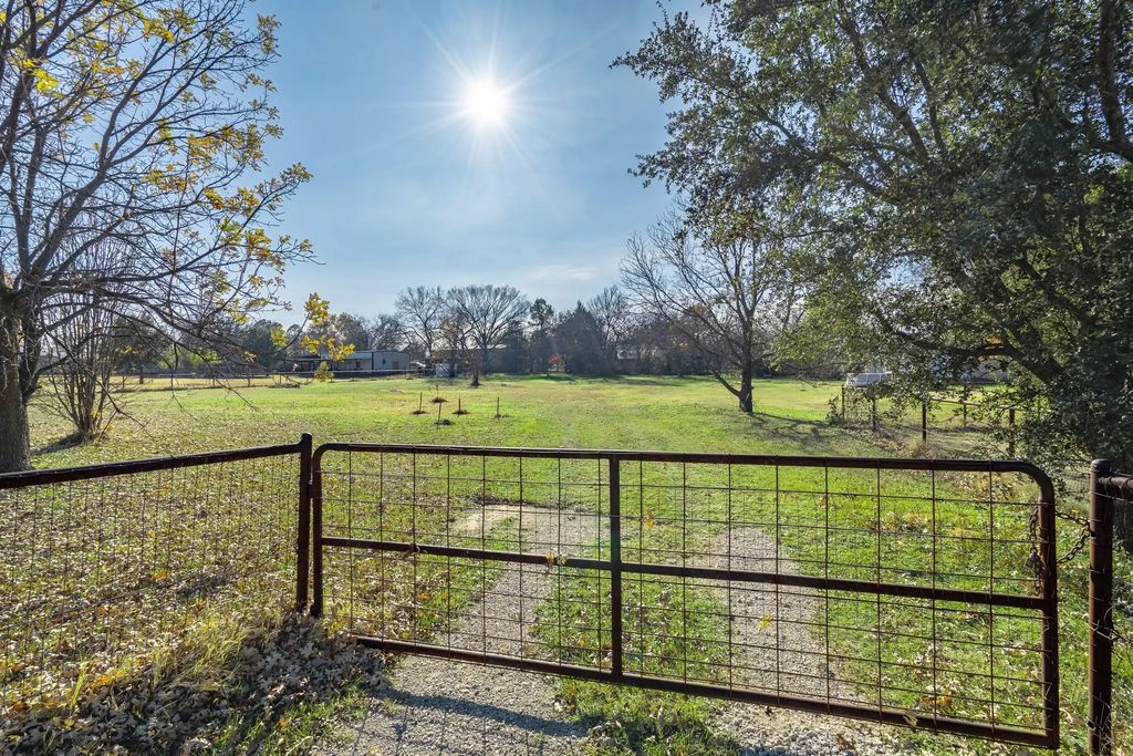 2644 Shadow Ridge Drive, Burleson