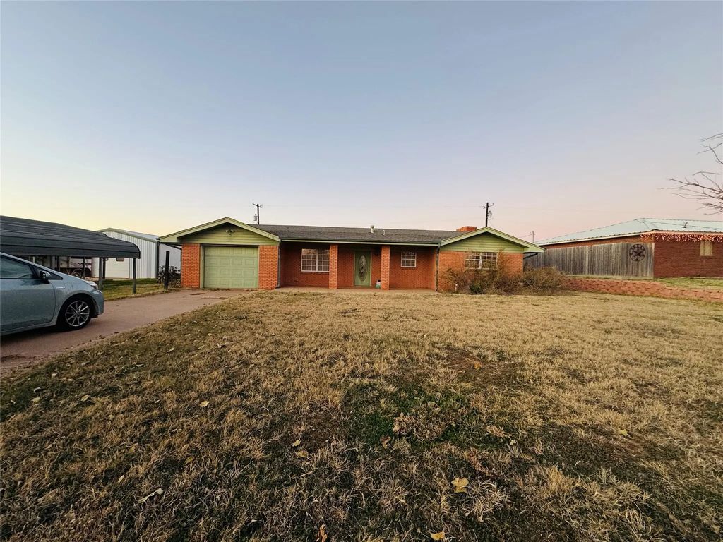 1111 E Sammy Baugh Avenue, Rotan