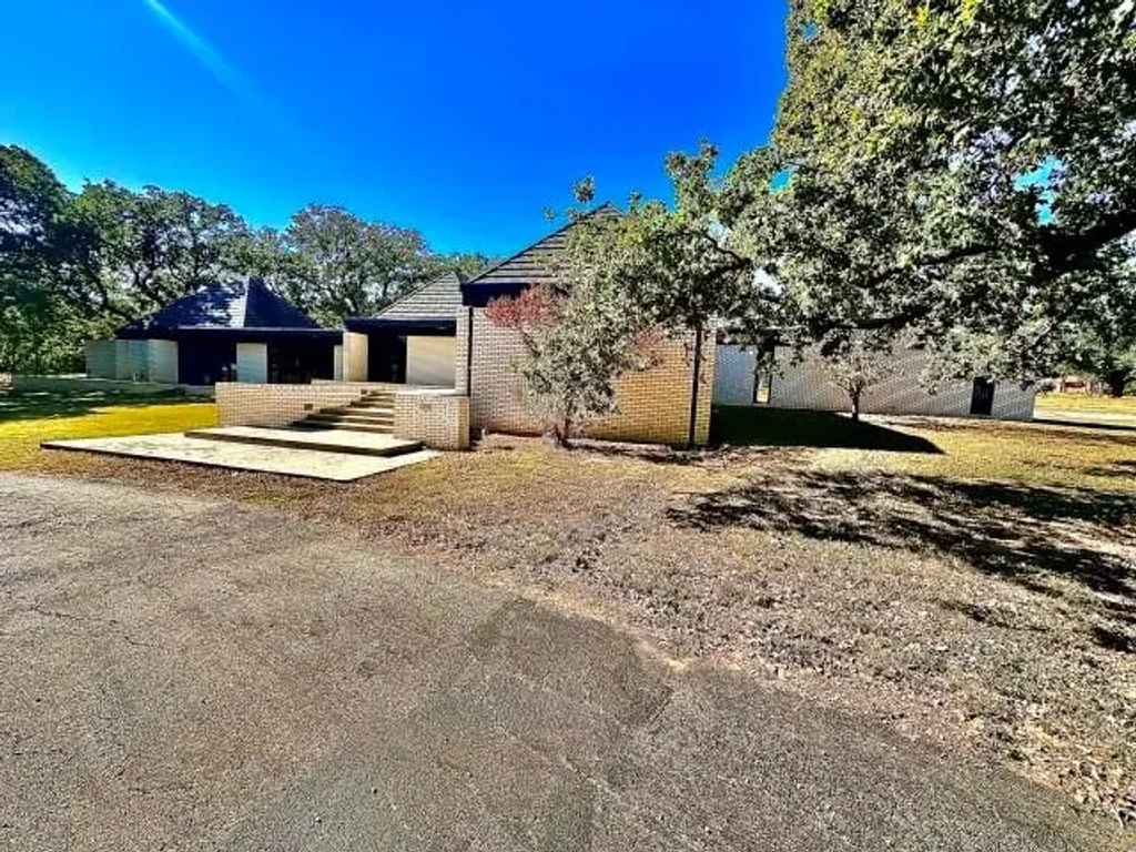 424 S Comanche Drive, De Leon