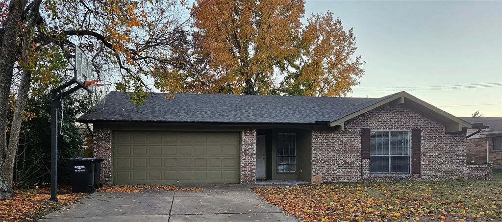 2004 Peacock Lane, Greenville