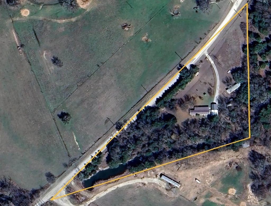 995 School House Road, Forestburg