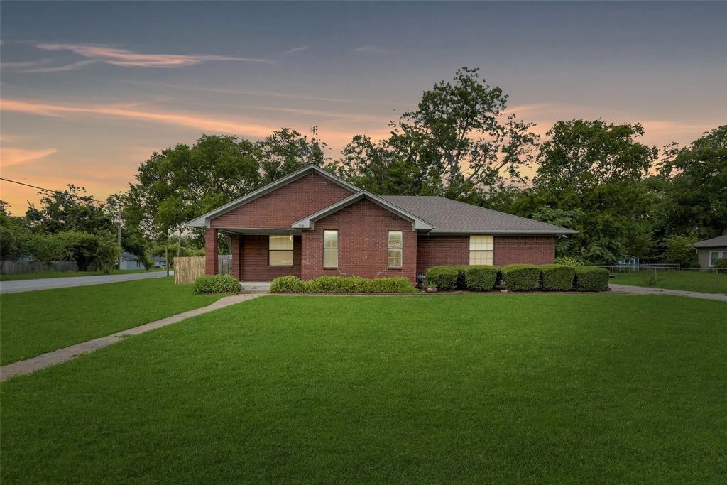 918 Prairie Avenue, Cleburne