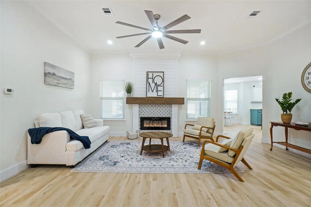 302 Robins Way, Granbury