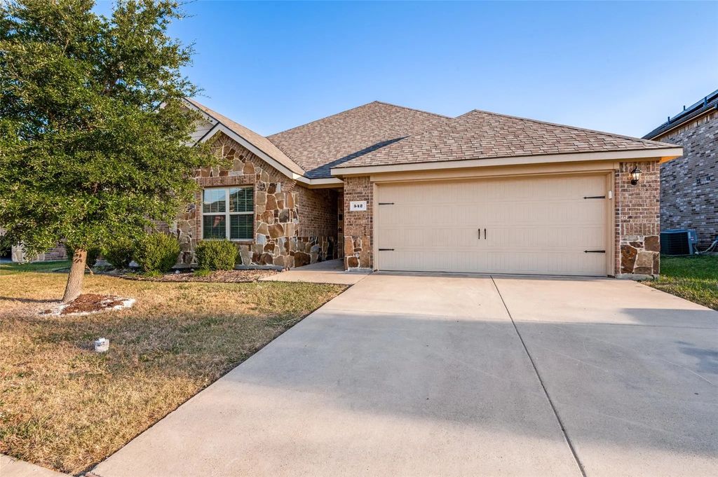 542 Clearlake Drive, Waxahachie