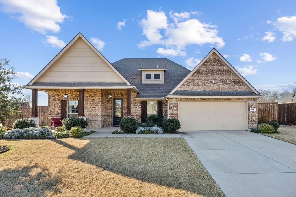 520 Winnetka Drive, Oak Point