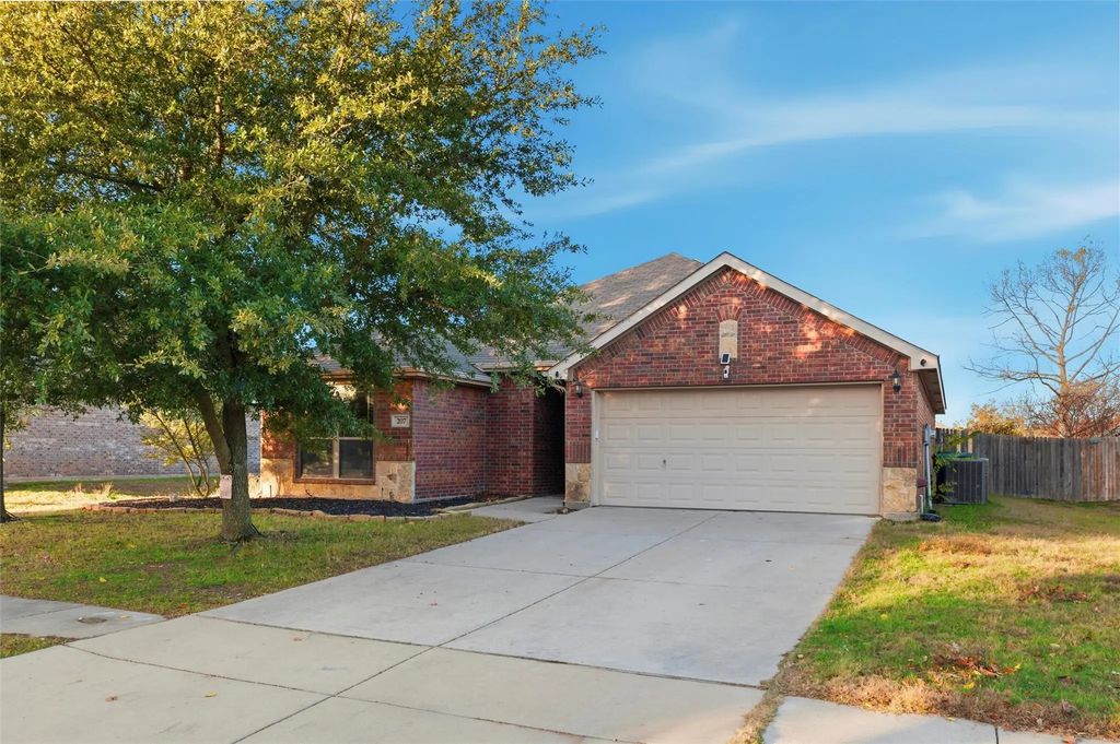 207 Commonwealth Circle, Waxahachie