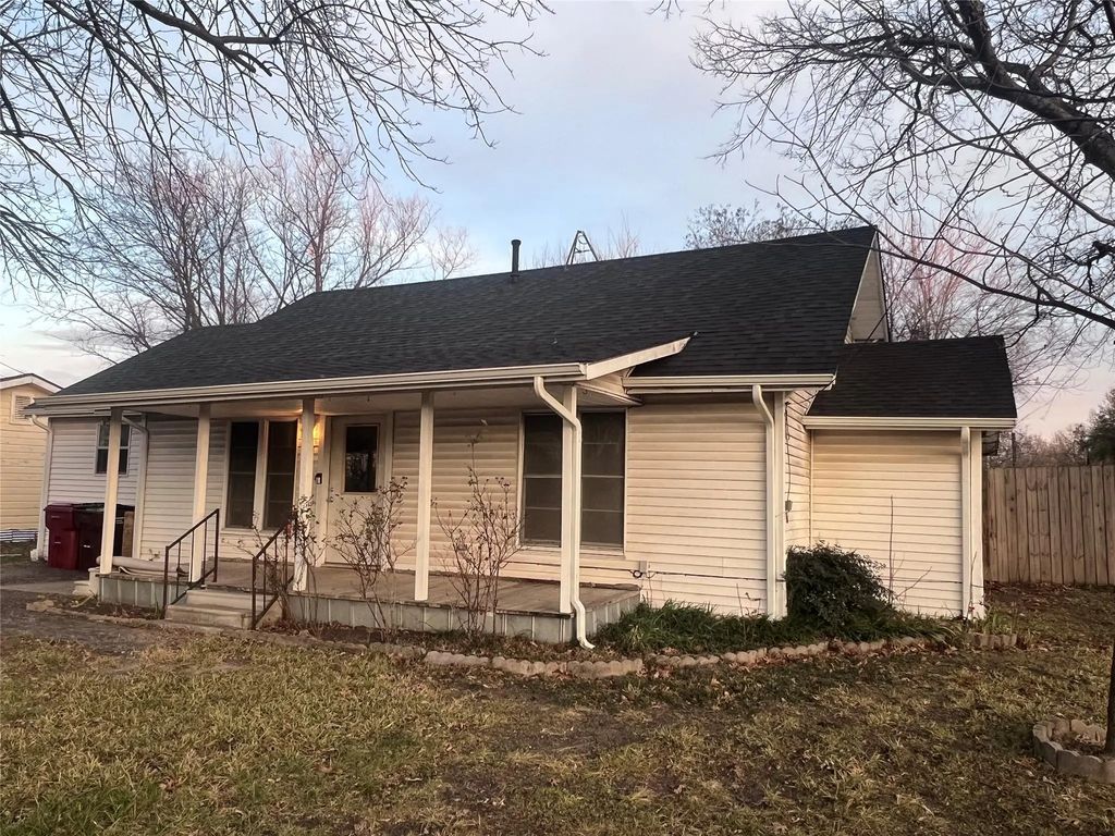 408 E Fannin Street, Leonard