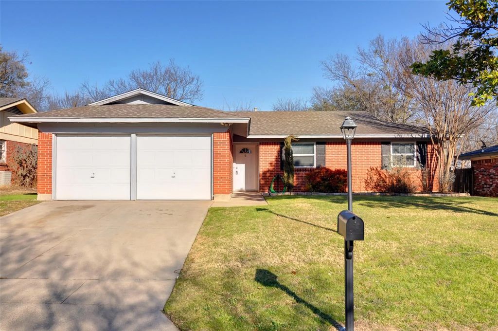 208 Rolling Hills Drive, Aledo