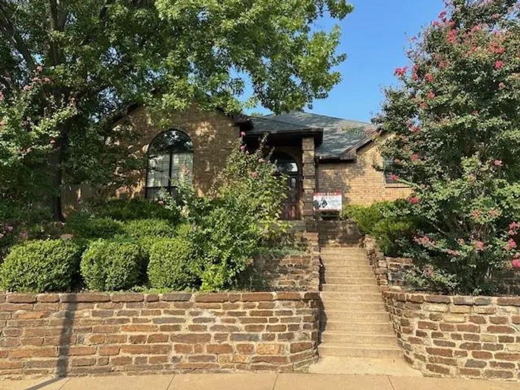 2704 Yorkshire Court, Grapevine