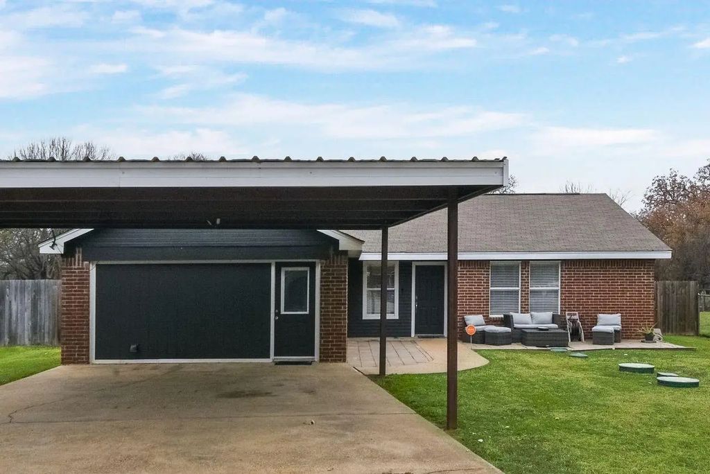 708 Shady Grove Drive, Granbury