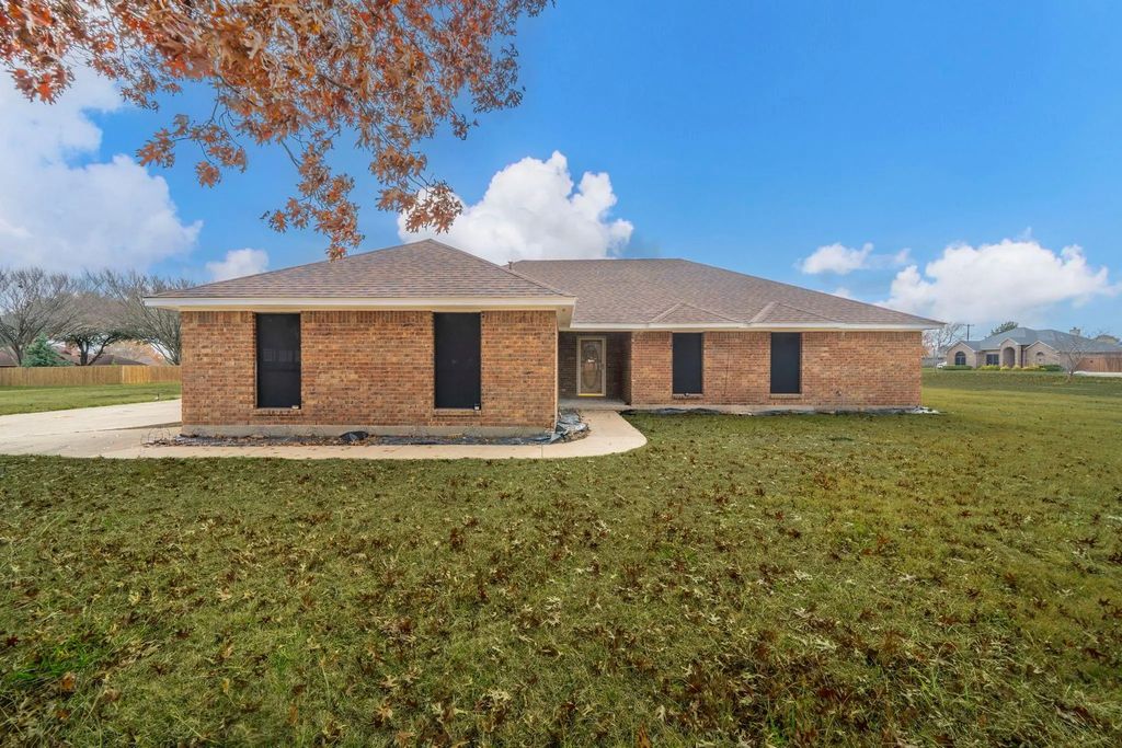 1202 Panorama Loop, Waxahachie