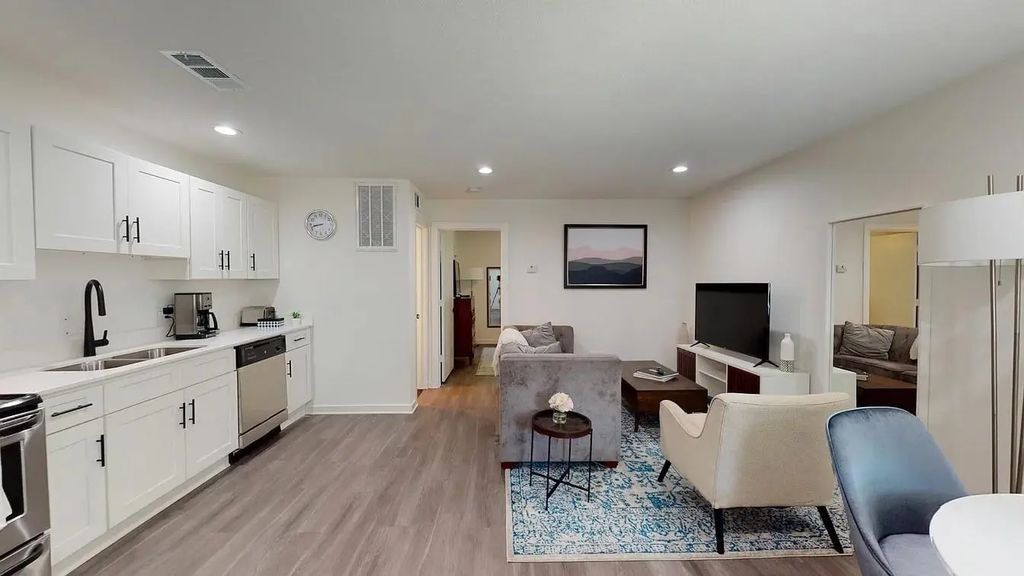 321 E 8th Street 104, Dallas