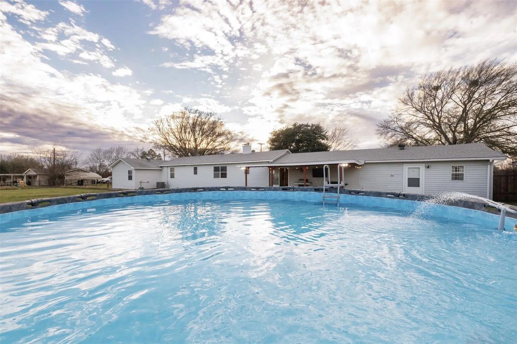 7253 County Road 2294, Quinlan