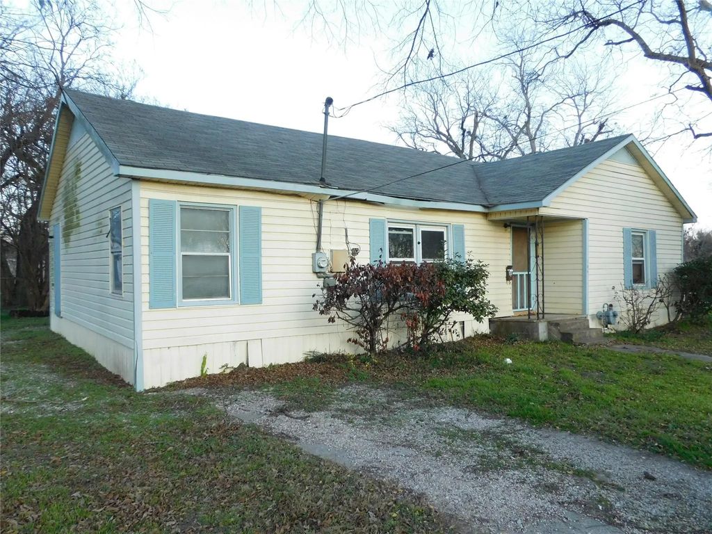 104 N Pecan Avenue, Hubbard