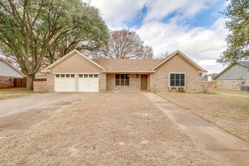 1114 Willowcreek Road, Cleburne