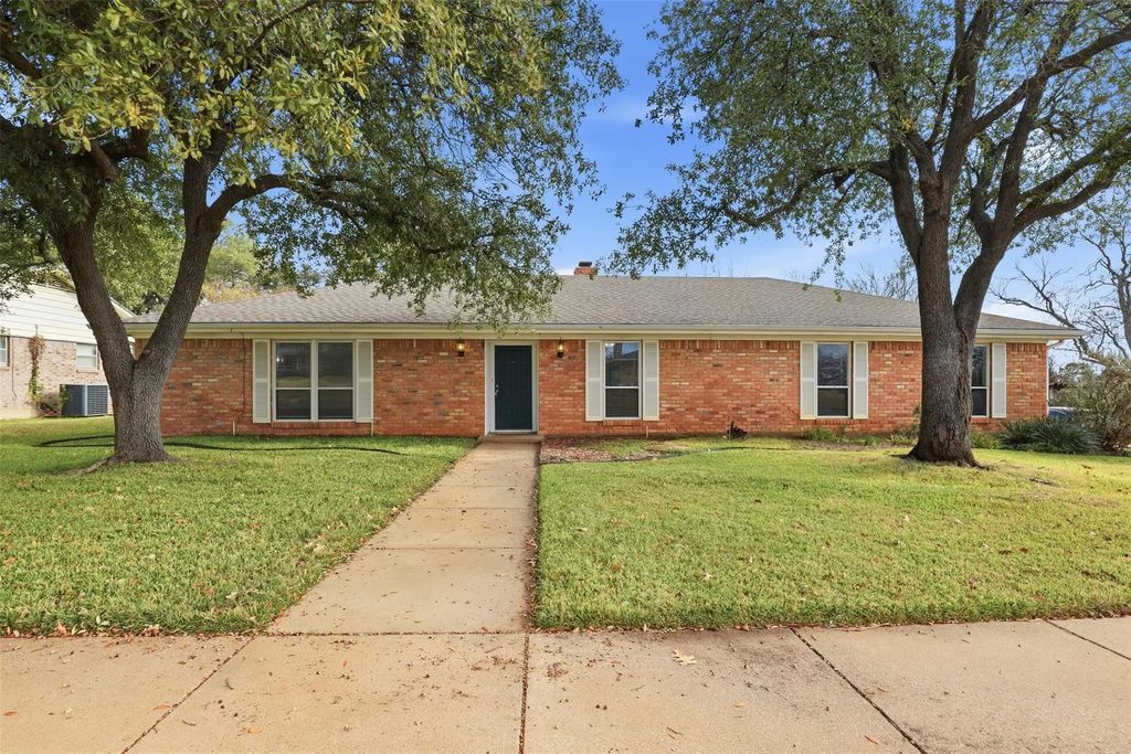 1607 Arrowhead Drive, Pantego