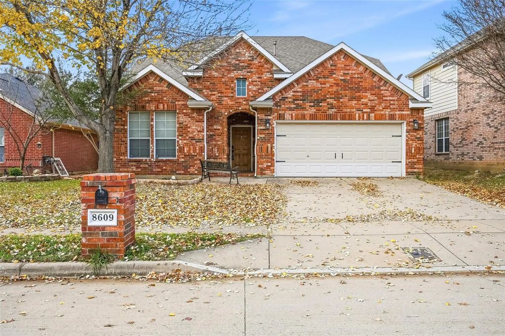 8609 Corral Circle, Fort Worth