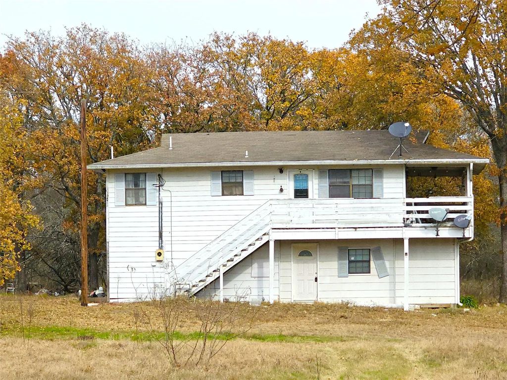 2240 County Road 2162, Barry