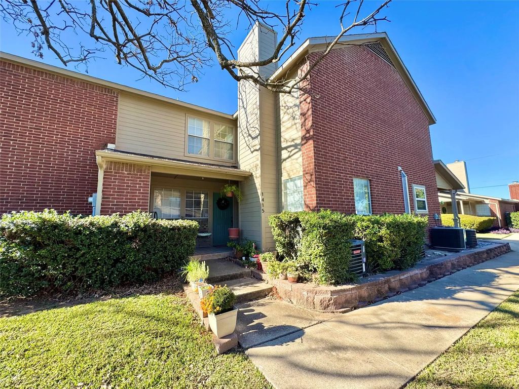 1415 Meadowood Village Drive, Fort Worth