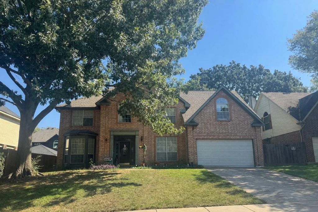 1048 W Winding Creek Drive, Grapevine