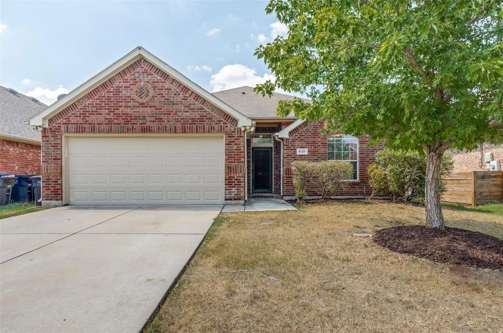5137 Breeze Hollow Court, Fort Worth