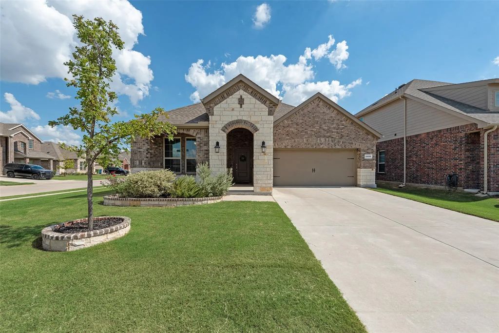 2936 Brady Starr Drive, Aubrey