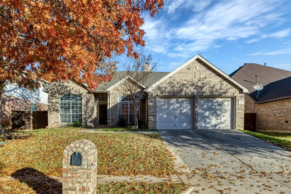 5541 Dunn Hill Drive, Fort Worth