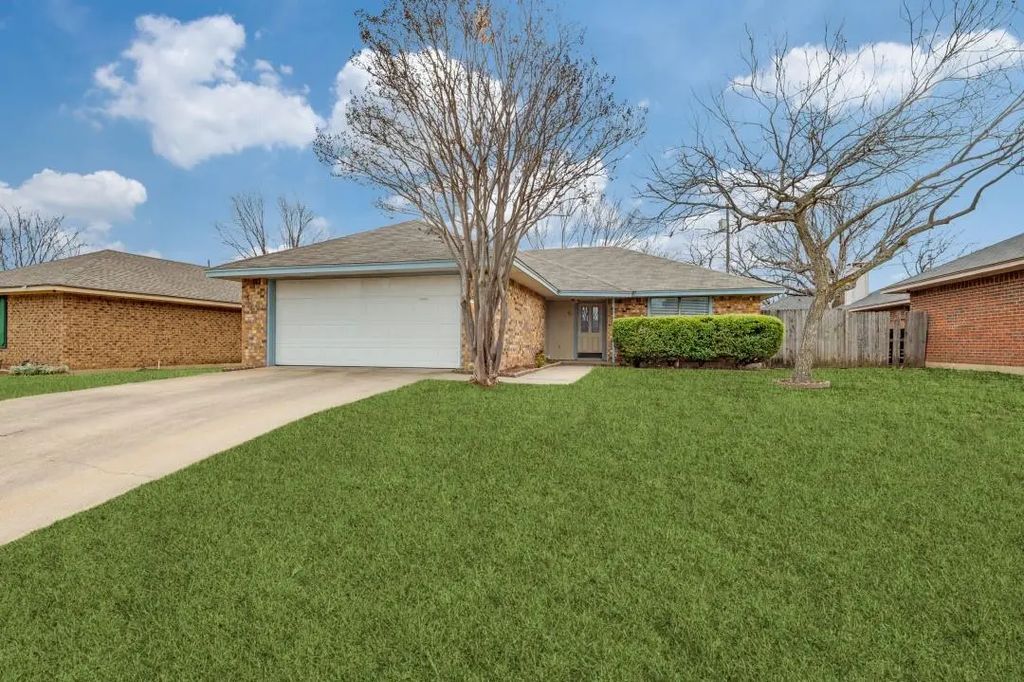 821 Hillside Drive, Cedar Hill