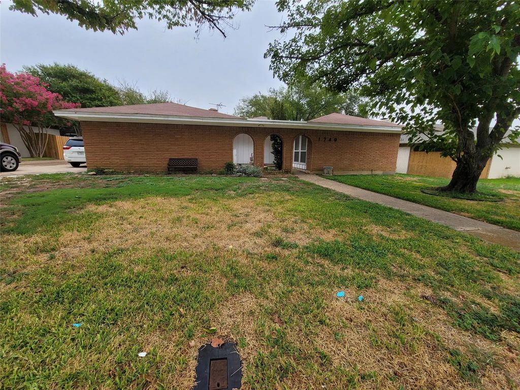 1740 Brown Trail, Hurst