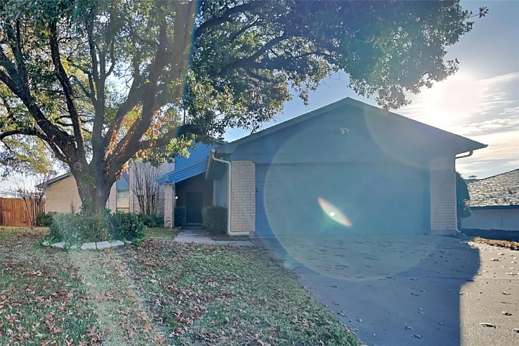 220 Meadowhill Drive, Benbrook