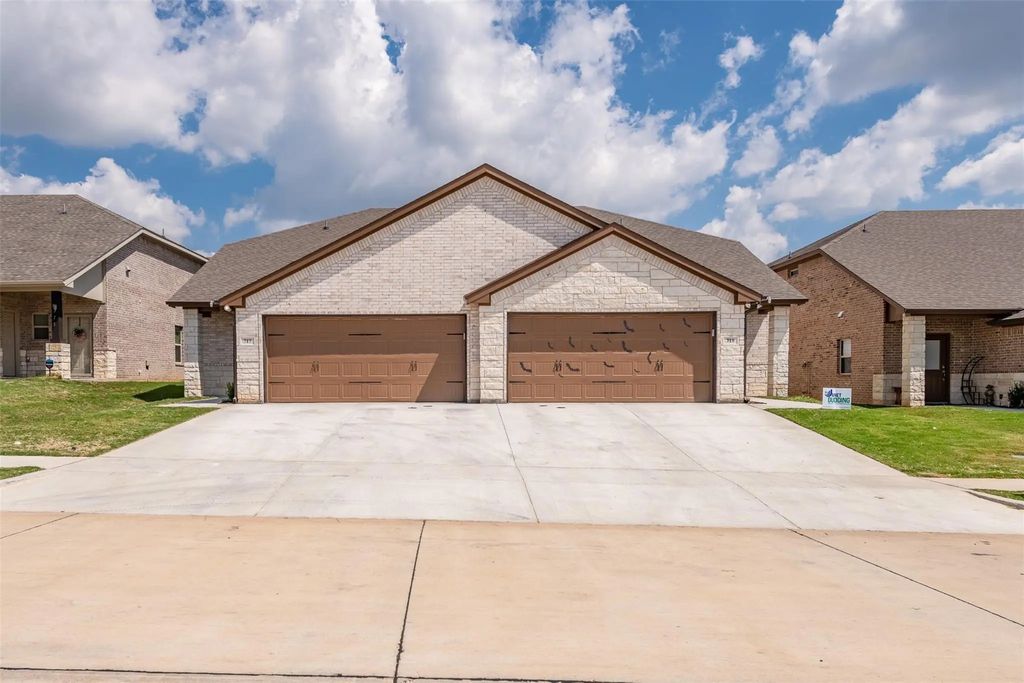718 Rolling Terrace Circle, Granbury