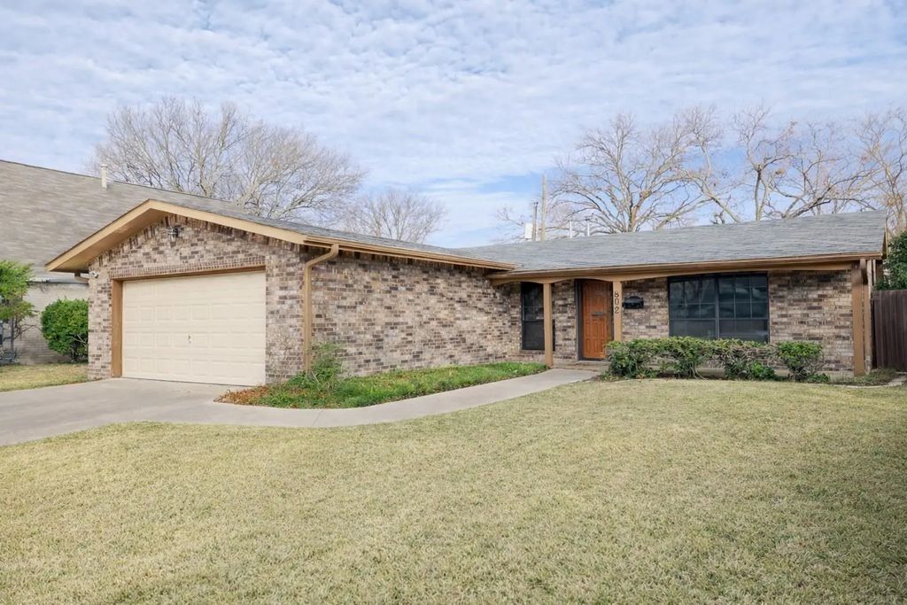 802 Greenhaven Drive, Richardson