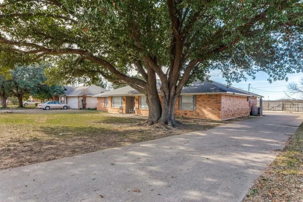 413 N Trail Street, Crowley