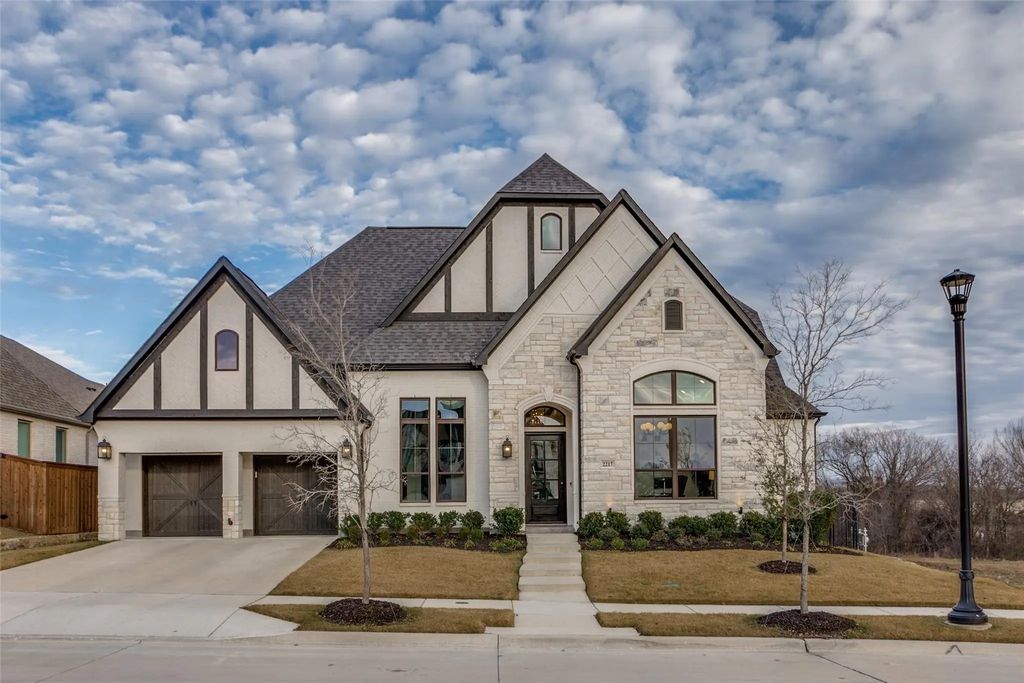 2217 Winding Creek Circle, Fort Worth