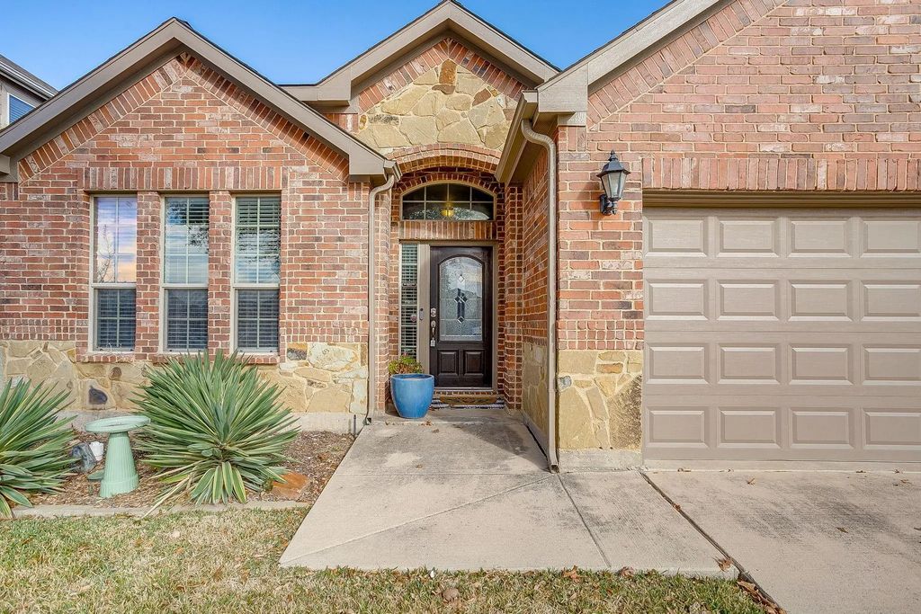 5717 Sapphire Pool Trail, Fort Worth