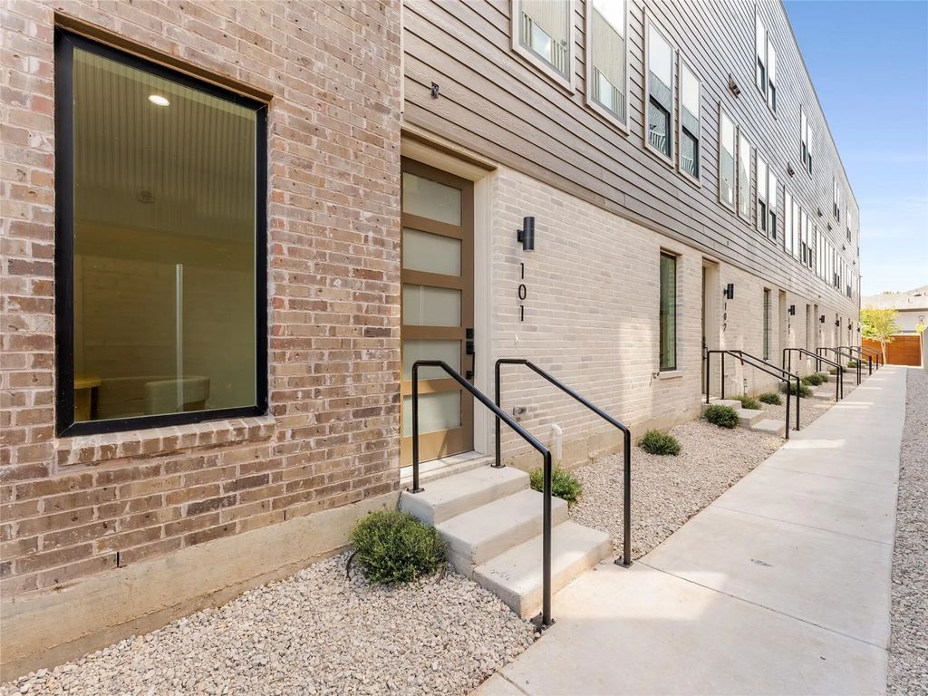 2015 N Prairie Avenue 201, Dallas