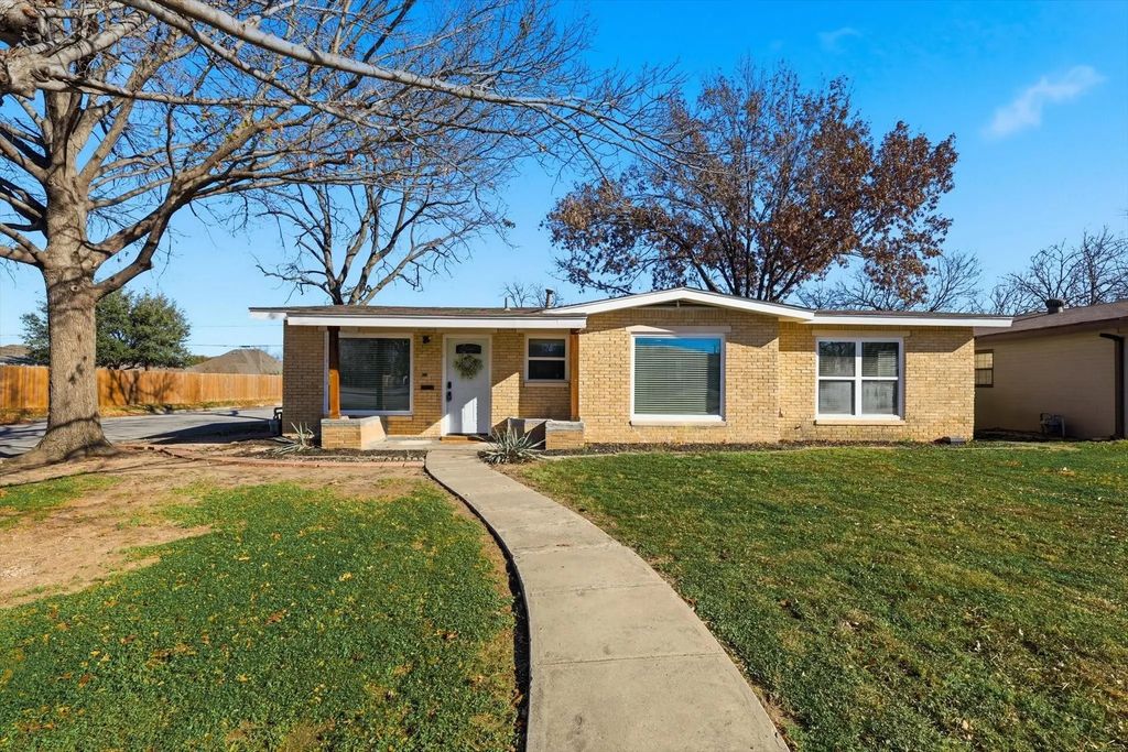 126 N Redford Lane A, White Settlement