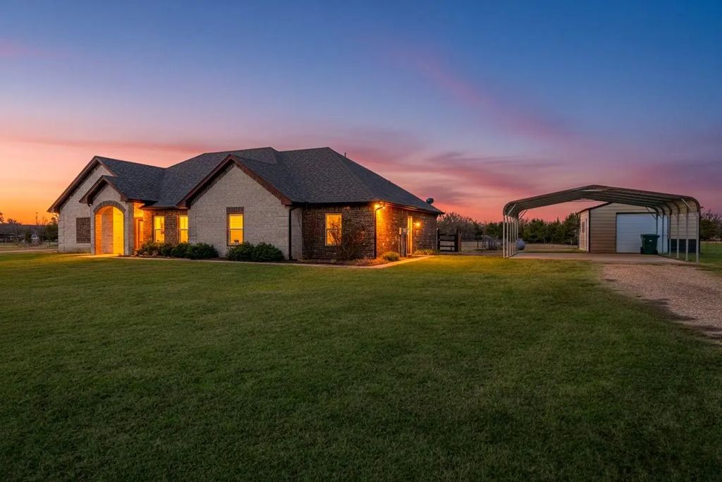 305 County Road 45800, Blossom