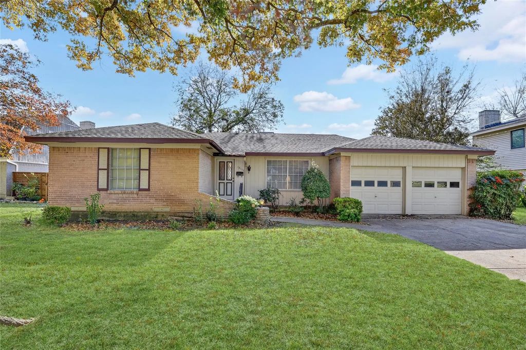 12118 Ridgefair Place, Farmers Branch