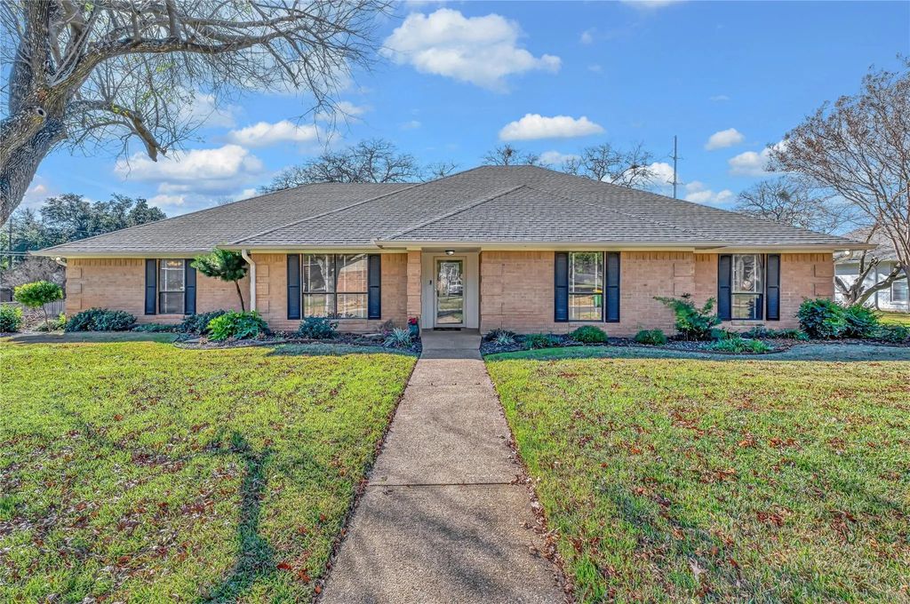 300 Trailview Drive, Woodway