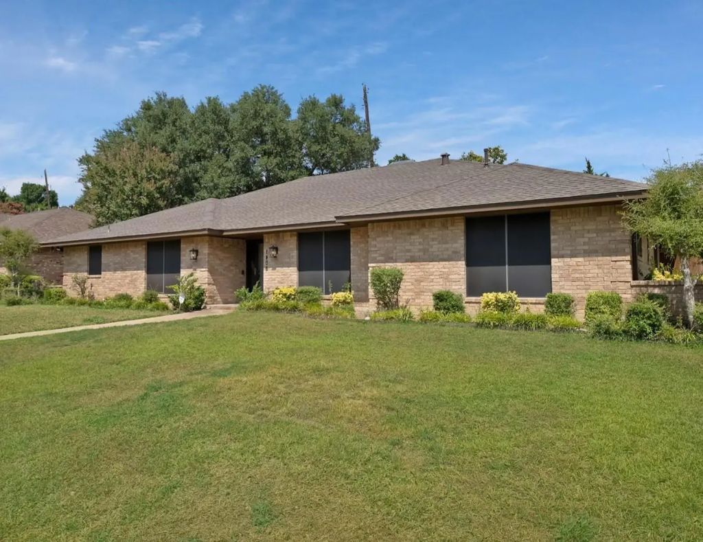 1406 Shadybrook Drive, DeSoto