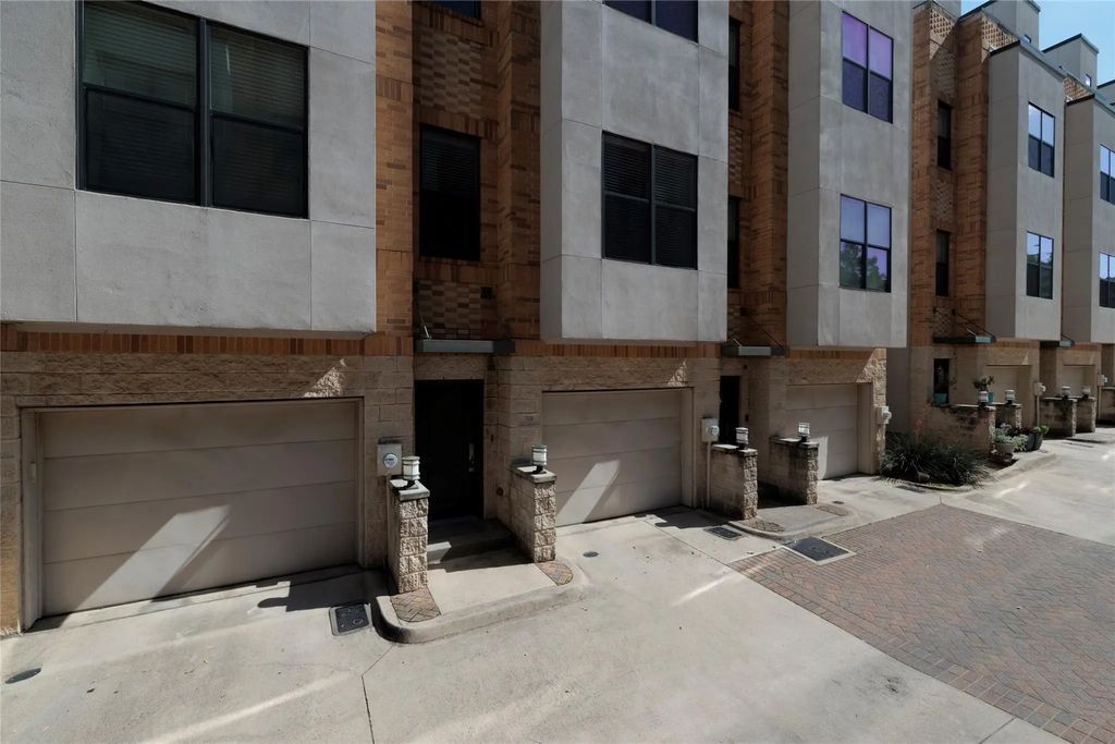 724 Skyline Bluff Court, Fort Worth