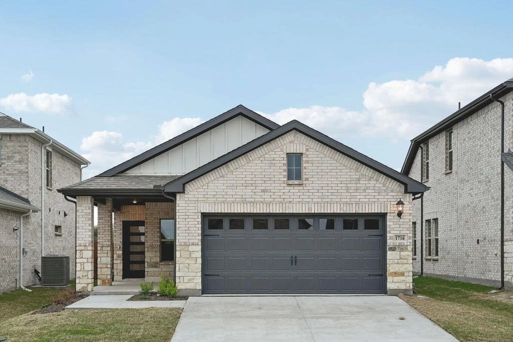 1716 Arches Road, Anna
